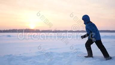 青少年在冬天在游乐场玩。 日落时分在雪地里<strong>翻腾</strong>